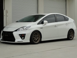 Toyota Prius Plug-in tire size