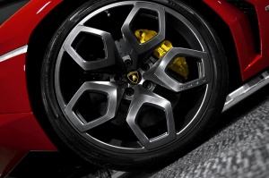 Lamborghini Aventador tire size