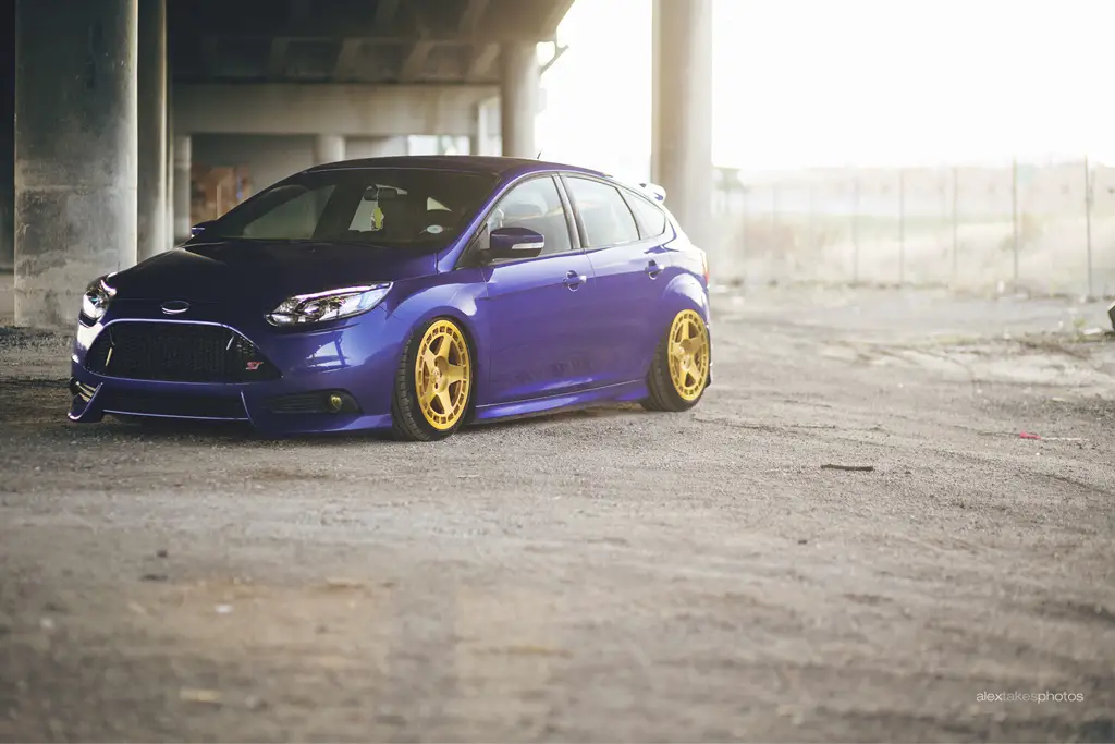 Ford Focus ST custom wheels Fifteen52 Turbomac 18x9.0, ET +40, tire