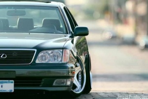 Lexus LS 400 tire size