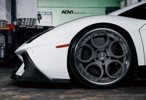 Lamborghini Aventador tire size