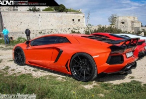 Lamborghini Aventador tire size