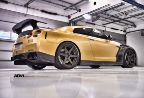 Nissan GT-R tire size