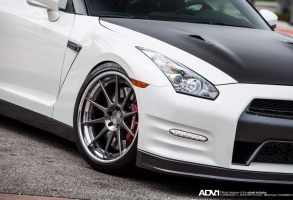 Nissan GT-R tire size